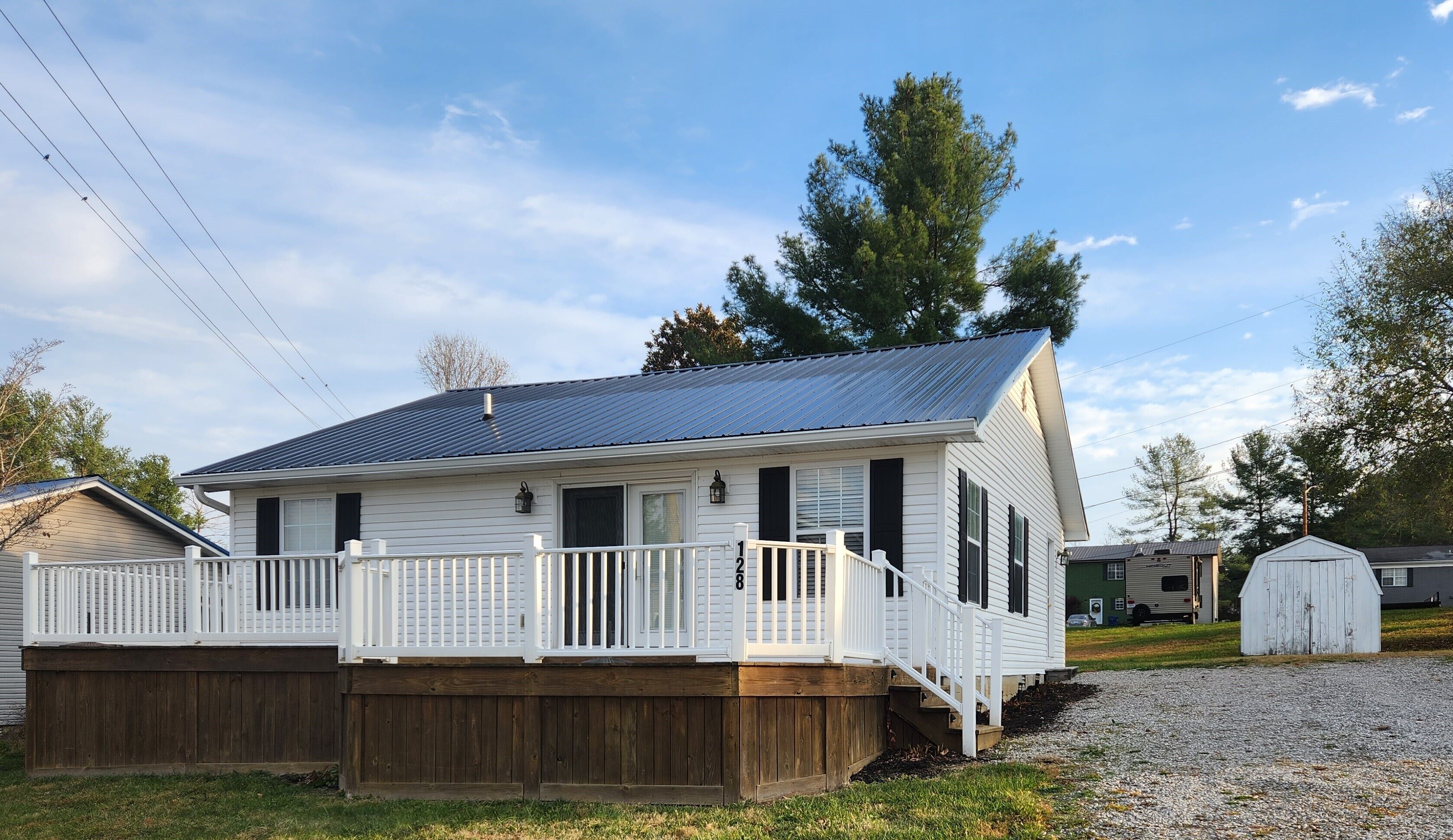 Cozy Lakeside House w/Loft - Sleeps 6 - Close to Burnside, Somerset & Lee's Ford