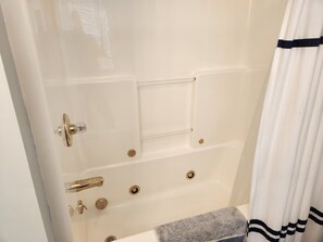 Badkar/dusch, bubbelbadkar, hårtork och handdukar