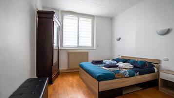 3 bedrooms, in-room safe, desk, iron/ironing board