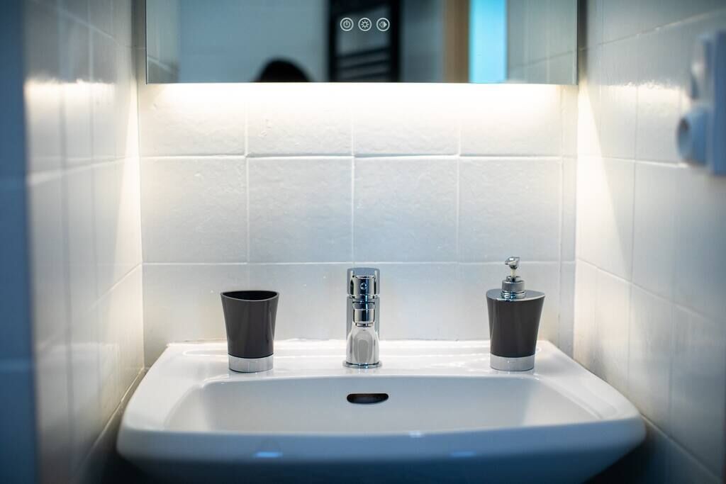 Banyera, assecador de cabells, tovalloles i sabó 