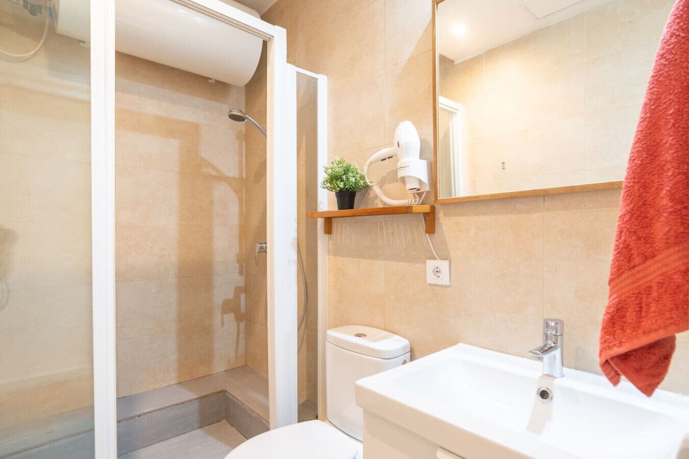 Secador de pelo, toallas, jabón y champú