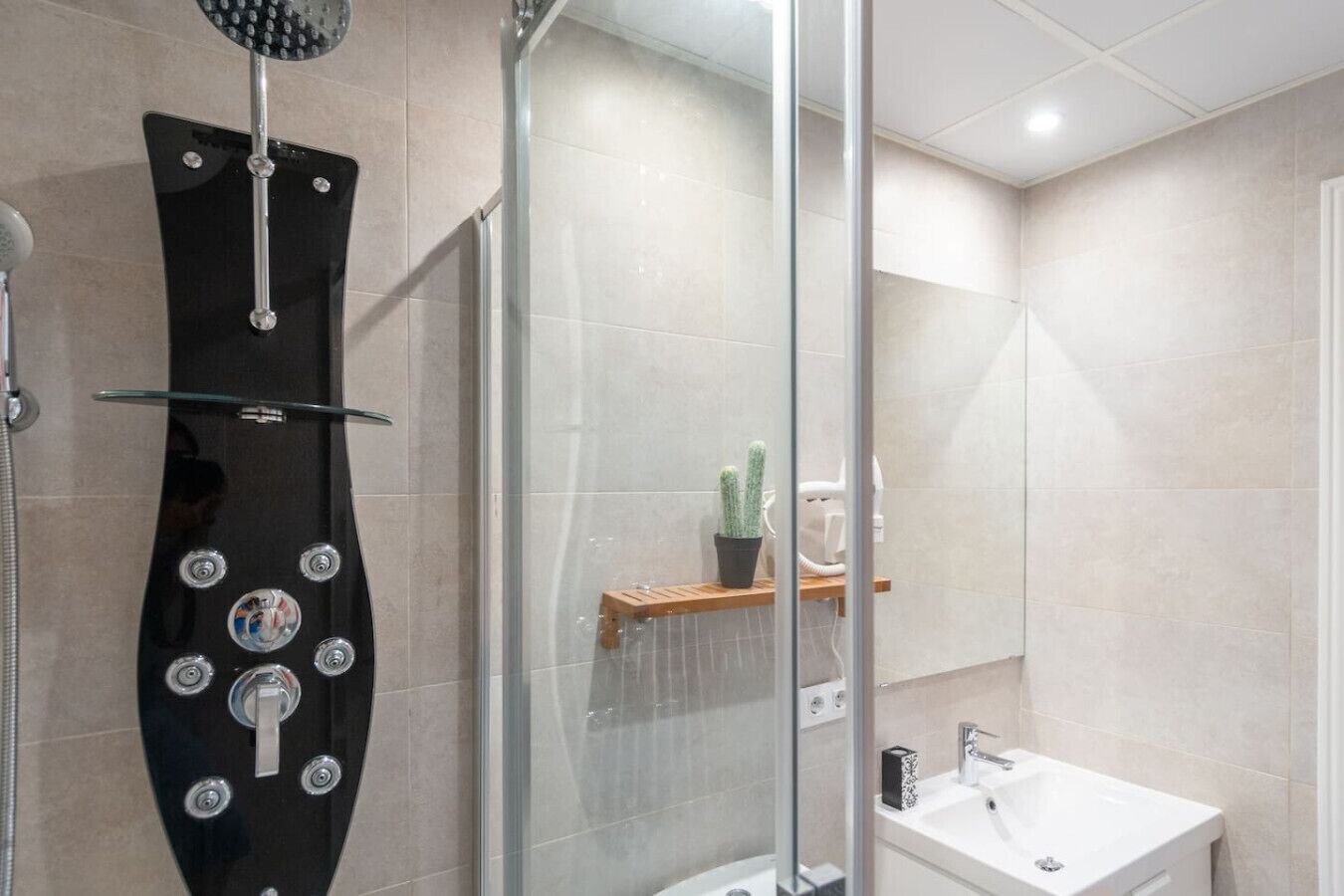 Hårføner, håndklær, såpe og sjampo