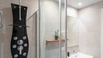 Hårføner, håndklær, såpe og sjampo