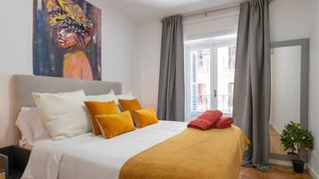 4 habitaciones, escritorio y tabla de planchar con plancha