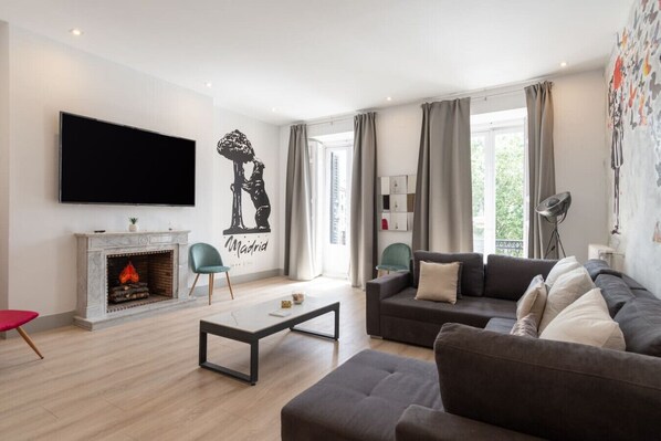 Smart TV, fireplace - Exclusive BANKSY DOWNTOWN, by MONARO***** (Madrid)