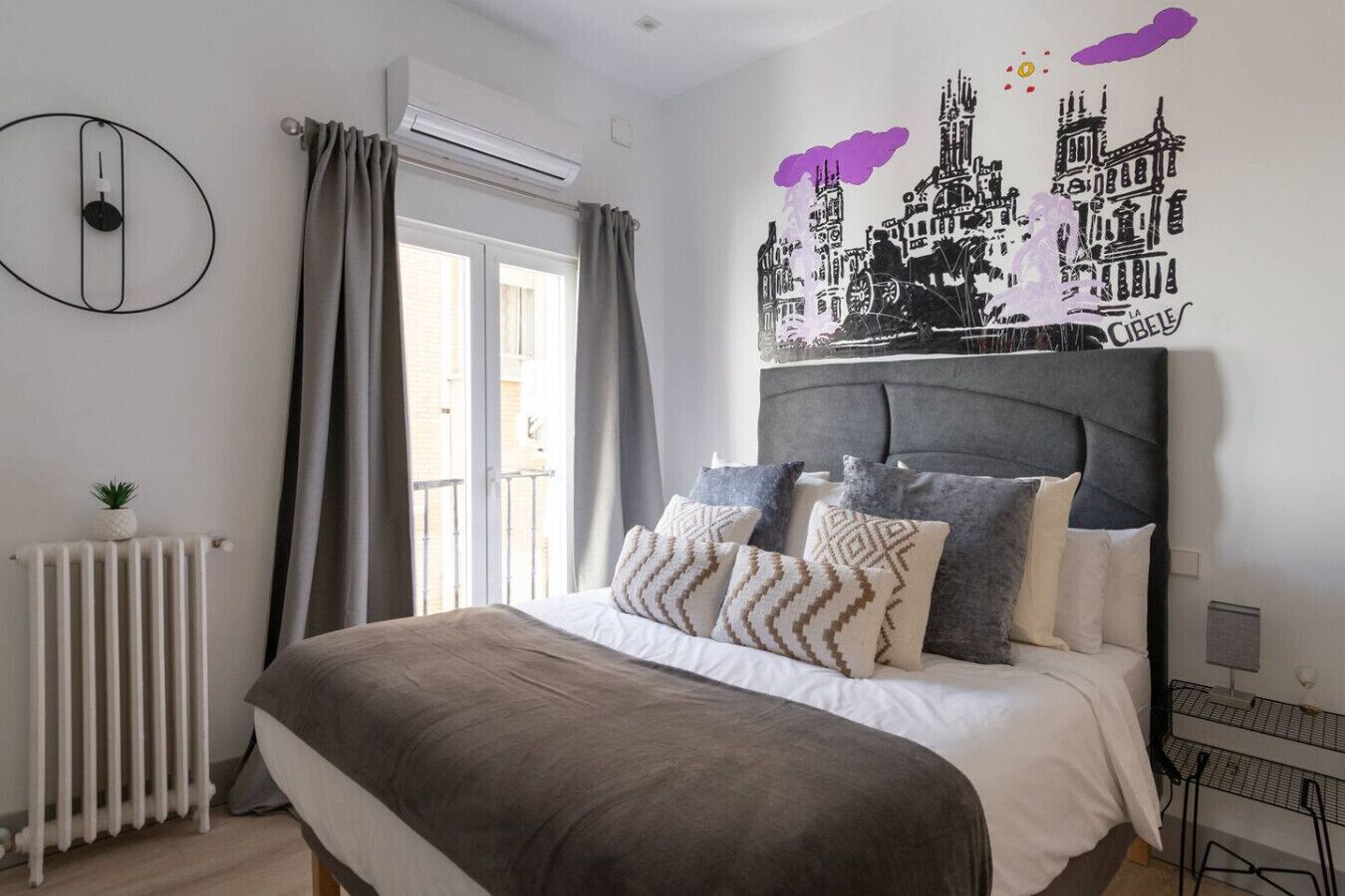 4 habitaciones, escritorio y tabla de planchar con plancha 