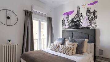 4 habitaciones, escritorio y tabla de planchar con plancha