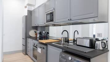 Refrigerador, microondas, horno y parrilla de estufa