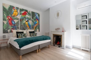 4 chambres, bureau, fer et planche à repasser, lit de bébé portatif