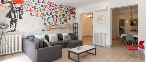 Smart TV, fireplace