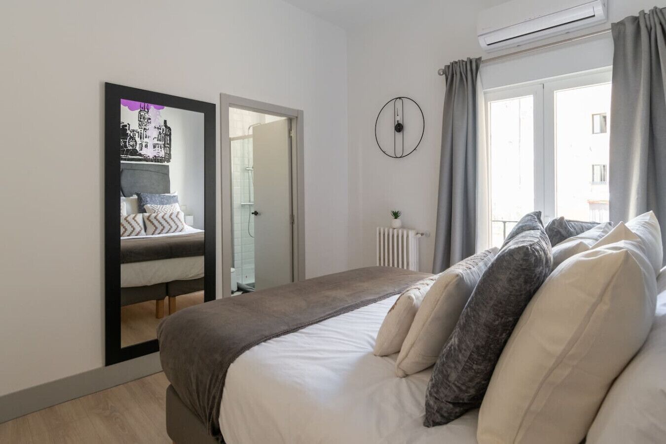 4 slaapkamers, een bureau, een strijkplank/strijkijzer, reisbedje