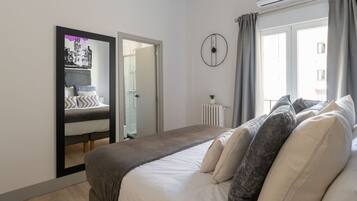 4 slaapkamers, een bureau, een strijkplank/strijkijzer, reisbedje