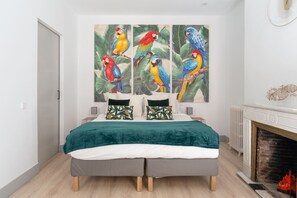 4 habitaciones, escritorio y tabla de planchar con plancha 