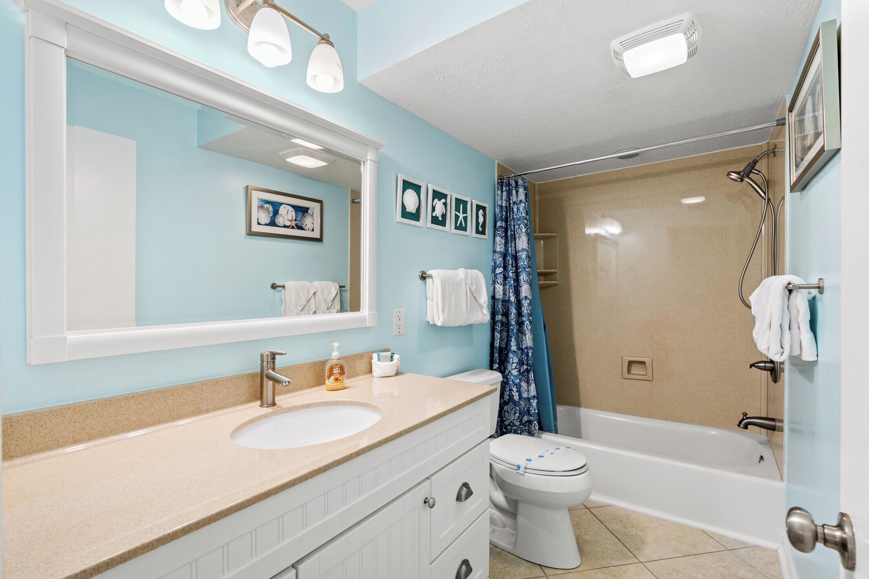 Une salle de bain avec un lavabo, des toilettes et une baignoire.