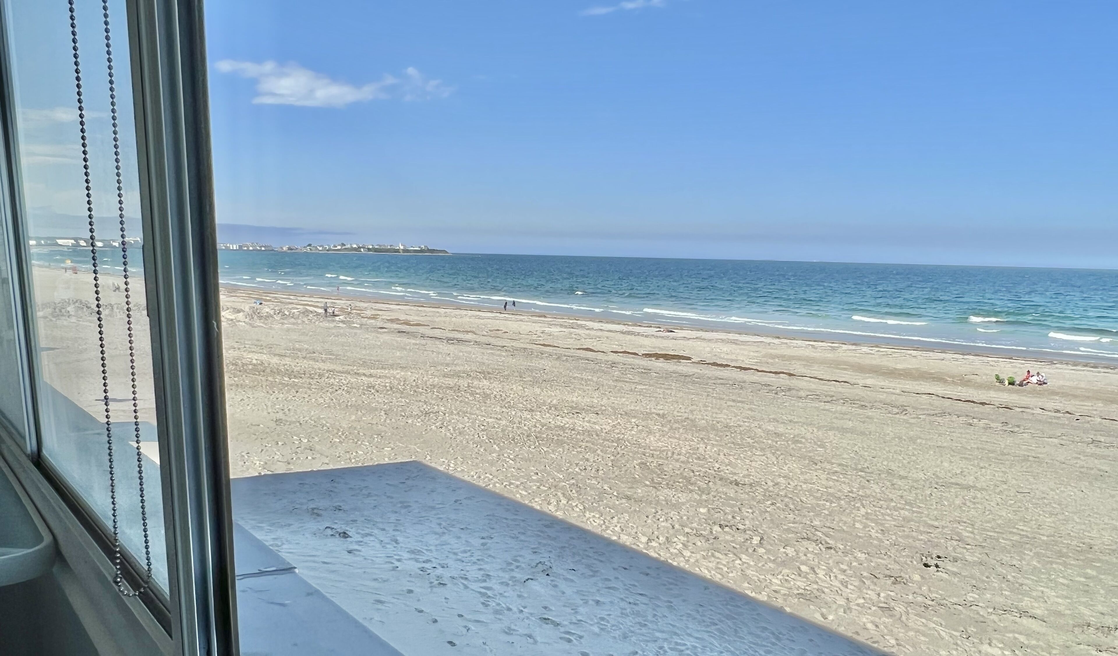 En la playa, camastros y toallas de playa 