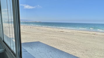 En la playa, camastros y toallas de playa