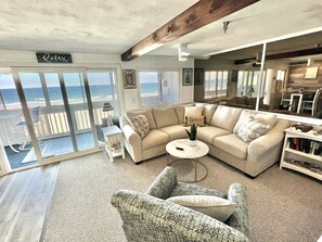 Smart TV, books - Oceanfront, private porch,unobstructed amazing panoramic views of Atlantic Ocean (Hampton)