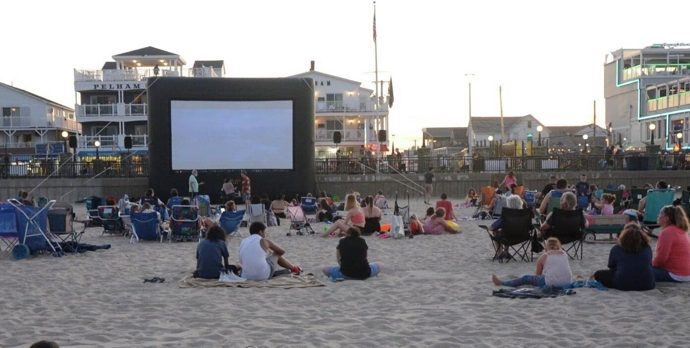 På stranden, solsenger og strandhåndklær