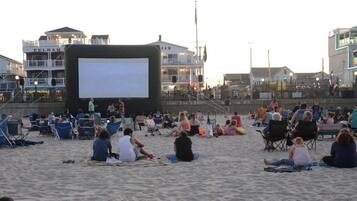 På stranden, solsenger og strandhåndklær