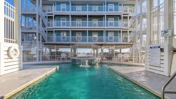 Een buitenzwembad en een verwarmd zwembad