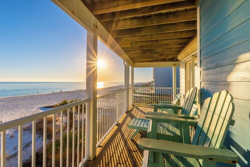 Sweeping View and Steps from the beach! 2BR Condo with Pool and hot tub!