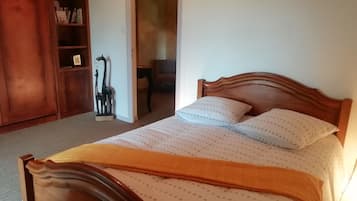 1 slaapkamer, een bureau, een strijkplank/strijkijzer, gratis wifi