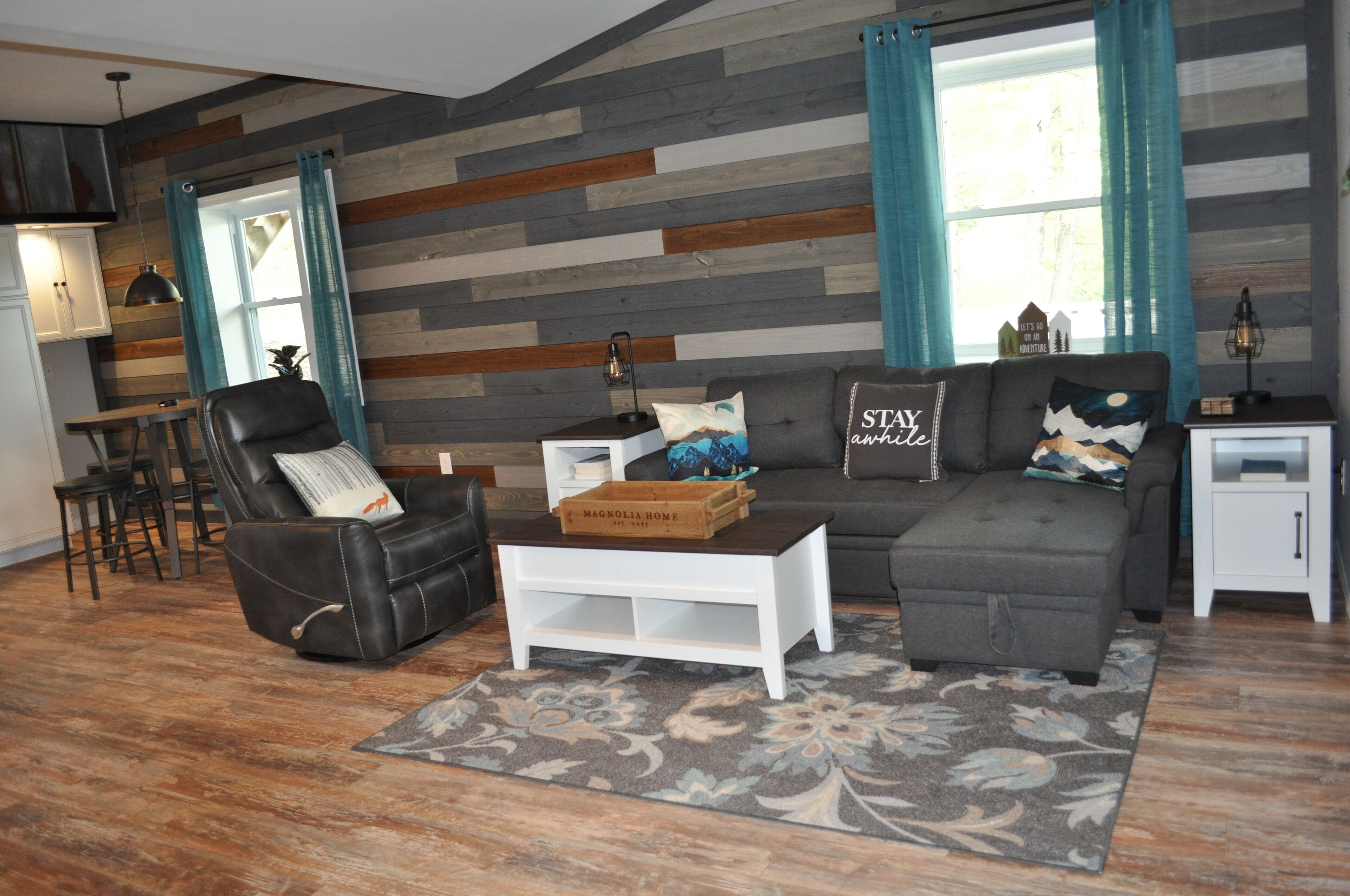 Smart TV, chimenea y libros 