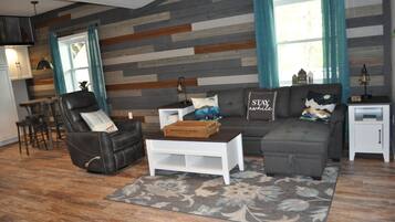 Smart TV, chimenea y libros