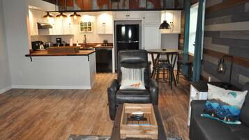 Smart TV, chimenea y libros