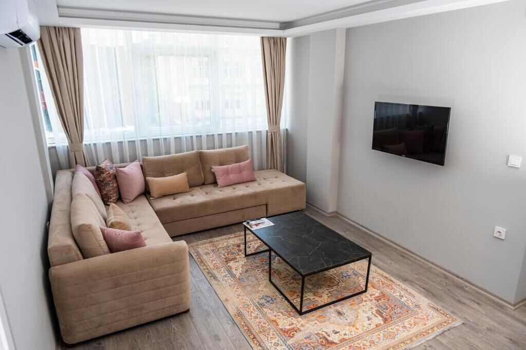 Deluxe Room | Living area | 32-inch Smart TV with satellite channels, TV