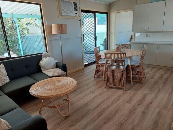 Dining - 2 bedroom pet friendly cottage right next to the lake (barmera, sa)