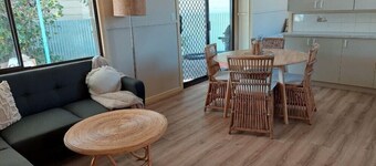 2 bedroom pet friendly cottage right next to the lake