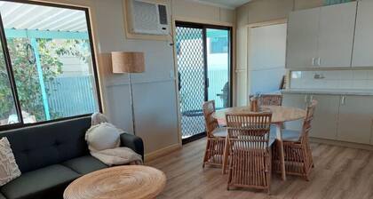 2 bedroom pet friendly cottage right next to the lake