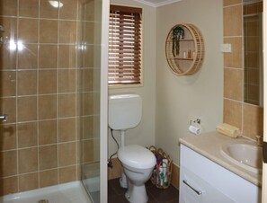 Dusj, hårføner og håndklær