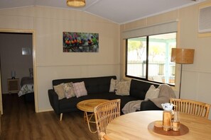 Smart TV - 2 bedroom pet friendly cottage right next to the lake (barmera, sa)