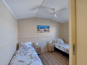 2 bedrooms, iron/ironing board, travel cot, free WiFi - 2 bedroom pet friendly cottage right next to the lake (barmera, sa)