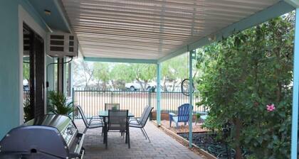 2 bedroom pet friendly cottage right next to the lake