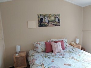 2 habitaciones, tabla de planchar con plancha y cuna de viaje 