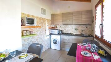 Frigorifero, forno, piano cottura, macchina per tè/caffè