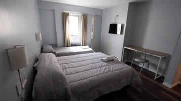 Decoración personalizada, escritorio y espacio para trabajar con laptop