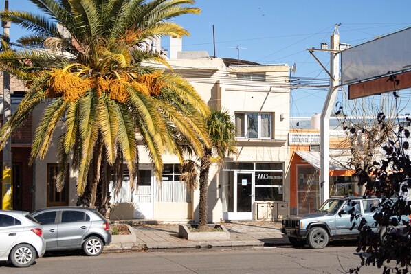 A street view with a building that has a sign reading "Loteria del Chubur." - Hotel Provincia (Trelew)