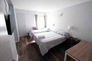 Decoración personalizada, escritorio y espacio para trabajar con laptop 