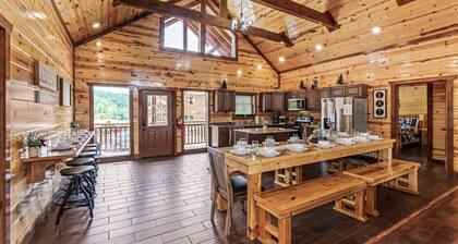 ~LUXURY~ INDOOR POOL/GAZEBO/OUTDOOR FIREPLACE/GAME RM/GOLDEN TEE/ SAUNA/HOT TUB!