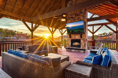 ~LUXURY~ INDOOR POOL/GAZEBO/OUTDOOR FIREPLACE/GAME RM/GOLDEN TEE/ SAUNA/HOT TUB!