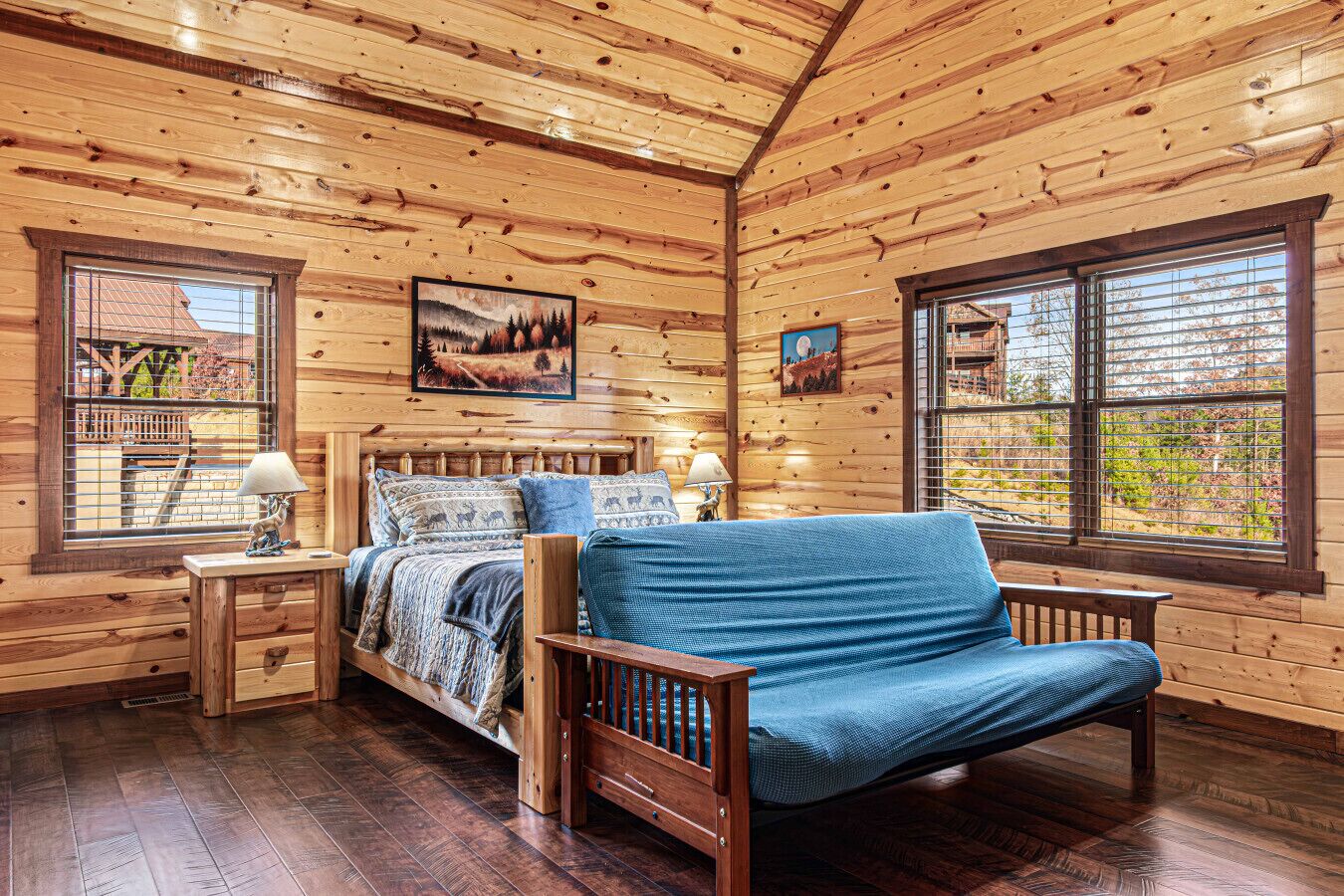 8 chambres, bureau, fer et planche à repasser, lit parapluie