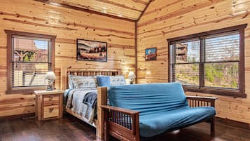 8 soverom, skrivebord, strykejern/-brett og reiseseng for barn