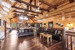 Una Smart TV, una chimenea, un futbolín