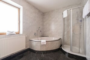 Suite, Balcony, Mountain View | Bathroom | Hair dryer, towels, soap, shampoo - Hotel Rietzer Hof (Rietz)