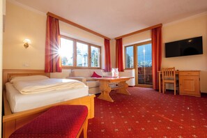 Habitación triple, vista a la montaña | Vista a la montaña