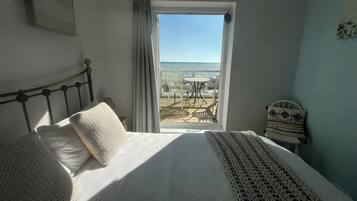 4 bedrooms, iron/ironing board, travel crib, WiFi (free)